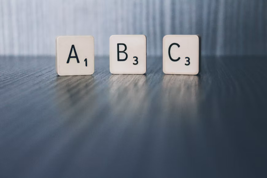 Lettres A, B et C illustrant la classification des dépenses achats