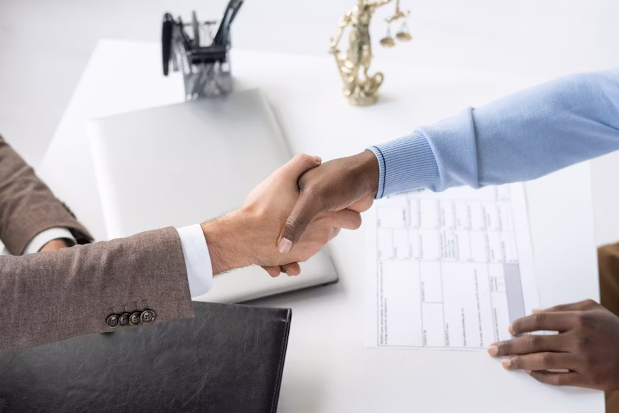 Deux professionnels concluent une négociation fournisseurs